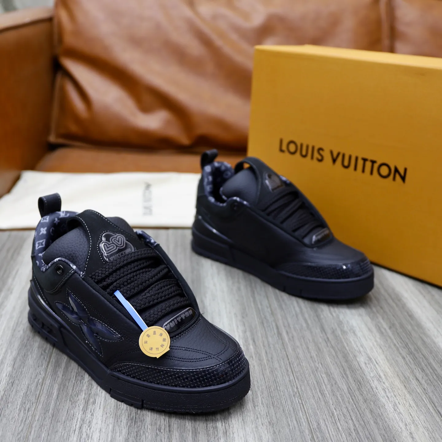 Men's shoes 💰: 860💰 LV Louis Vuitton TRAINER new sneakers are shipped. Louis Vuitton men's artistic director Virgil Abloh took inspiration to create this LV Trainer sneaker. Yingze crystal inlays present a colorful effect, with two gorgeous effect colors to choose from. The LV diamond letter logo badge on the tongue is gorgeous and noble. The LV letters are decorated on the side. The outsole is decorated with a Monogram flower pattern. It shows the trend of elegance and nobility! Men's model: 39-44 (38, 45, 46 customized)